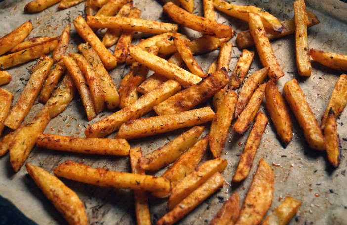 Réaliser des frites maison de pommes de terre, céleri boule ou potimarron au four